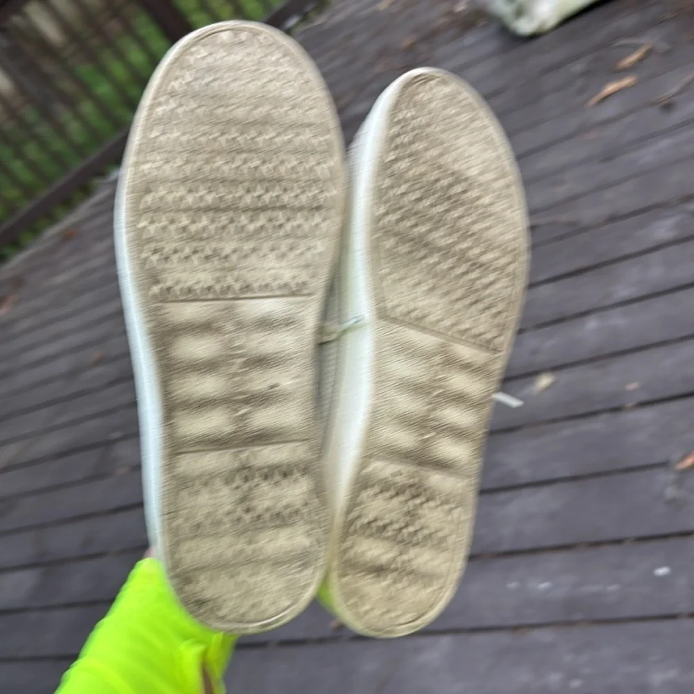 Vionic gray and white leather women’s sneakers size 10